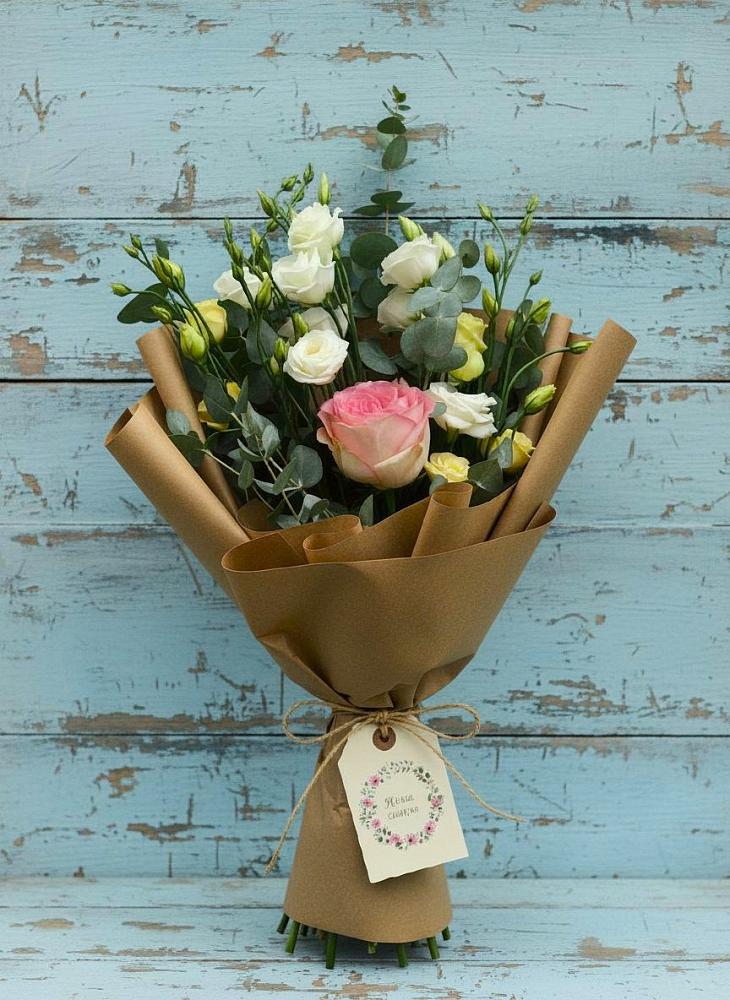 Букет цветов из: Розы и Лизиантусы в Богородицке