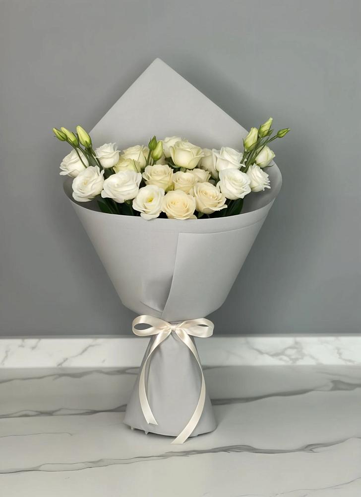 Букет цветов из: Розы и Лизиантусы в Богородицке