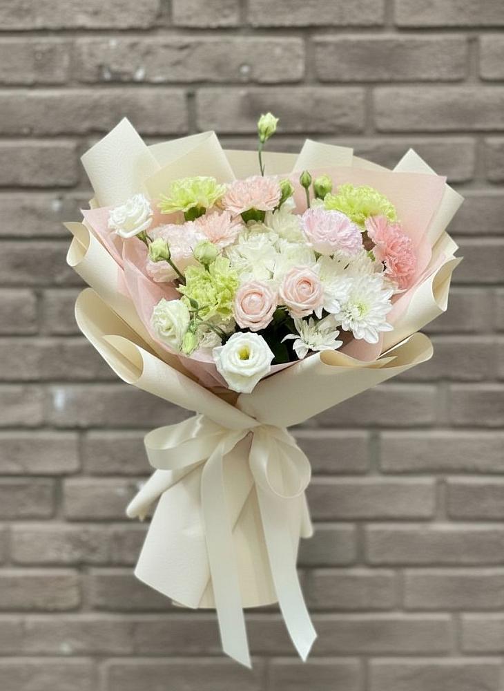 Букет цветов из: Гвоздики, Розы, Лизиантусы и Хризантемы в Богородицке