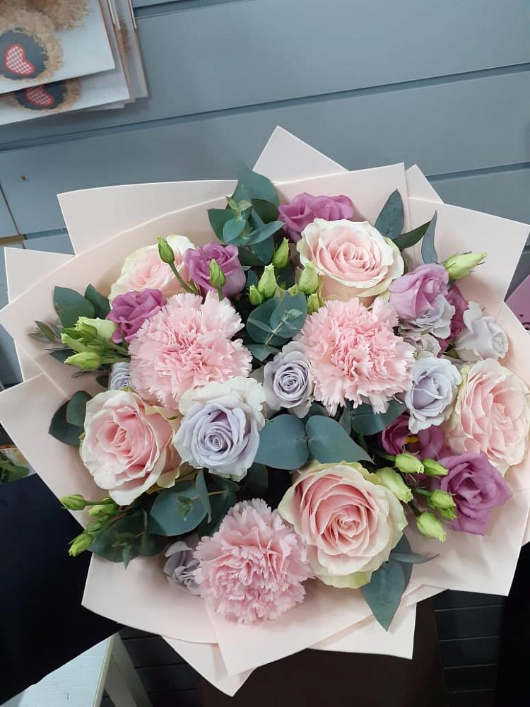 Букет цветов из: Розы, Гвоздики и Лизиантусы в Богородицке